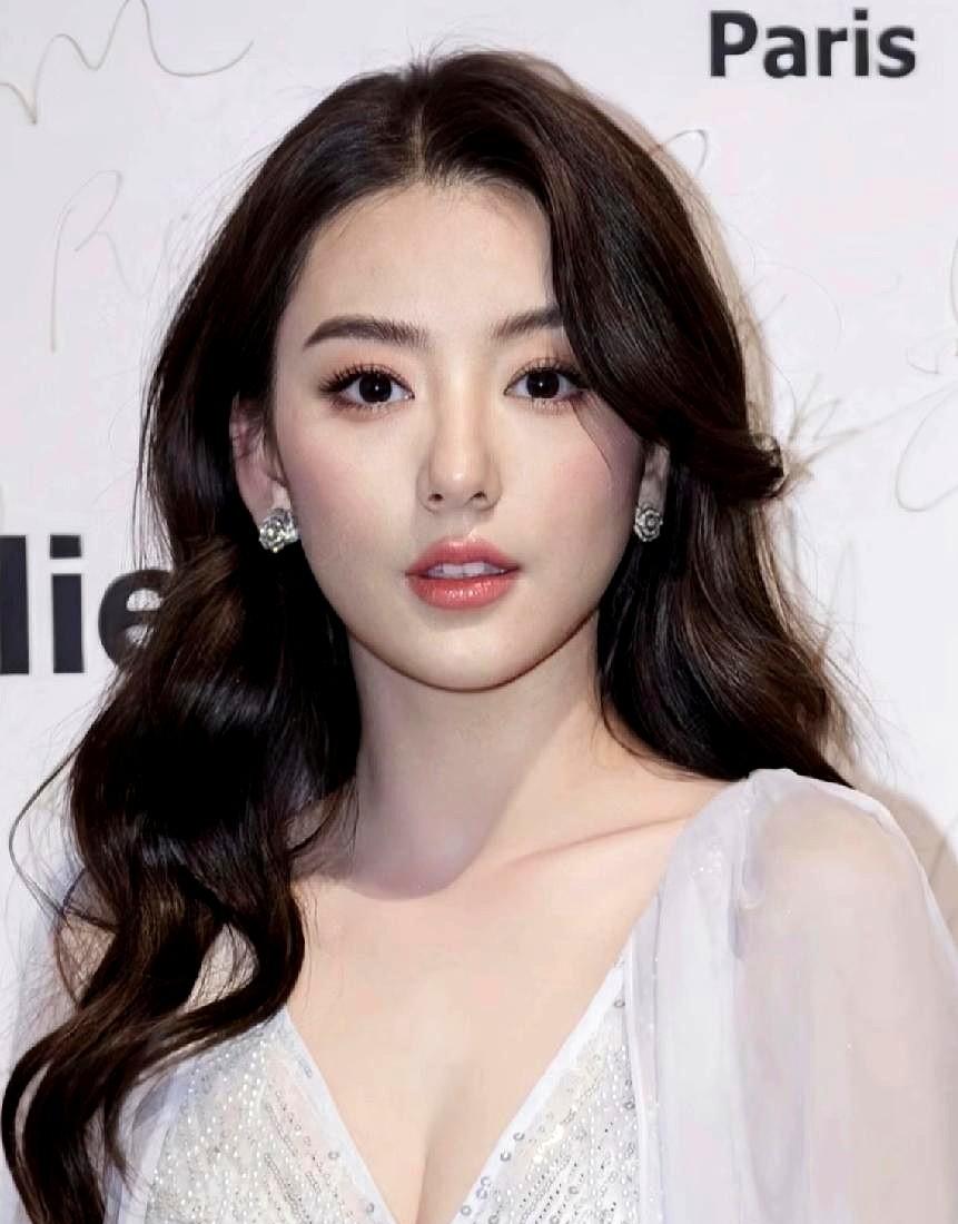 我朋友线下见过方媛，她身上压根没有一点妈妈味，生了几个孩子就像没有生过一样。因