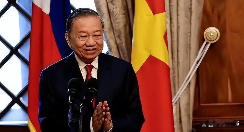 越南国庆典礼上破天荒的一幕出现了！在河内还剑湖歌剧院，苏林携夫人主持大局，连退休