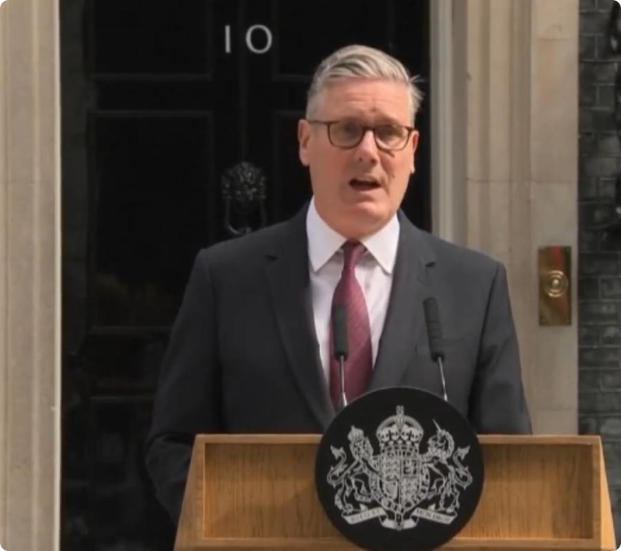 不跟着美国指挥棒走，首相也得下台！今天上午，英国首相斯塔默发表声明，正式宣布