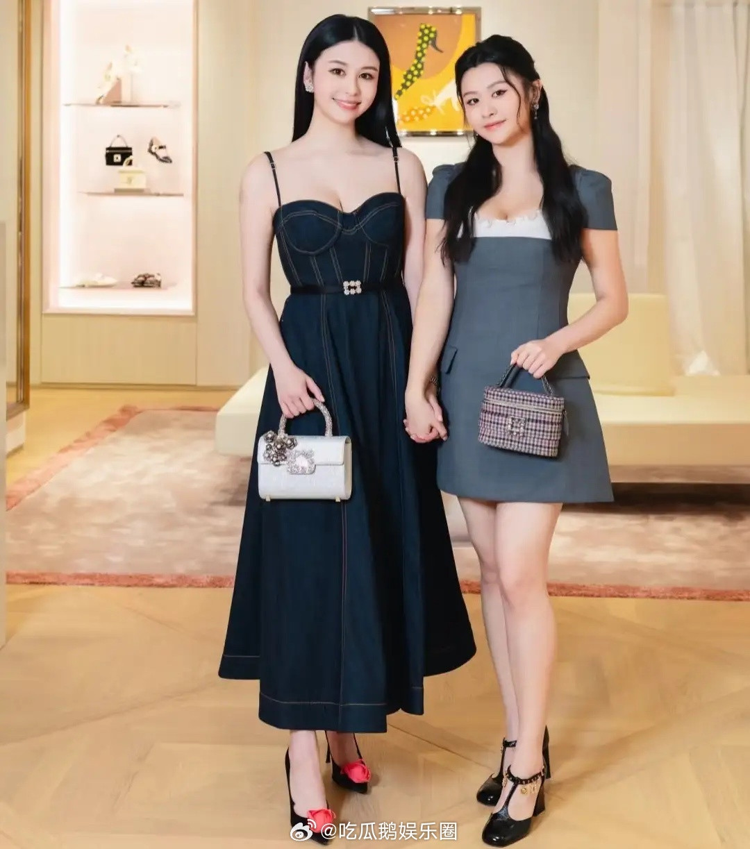 邱淑贞的大女儿沈月带着妹妹参加活动，妹妹叫沈日，不得不说，这个名字起得很有创意！