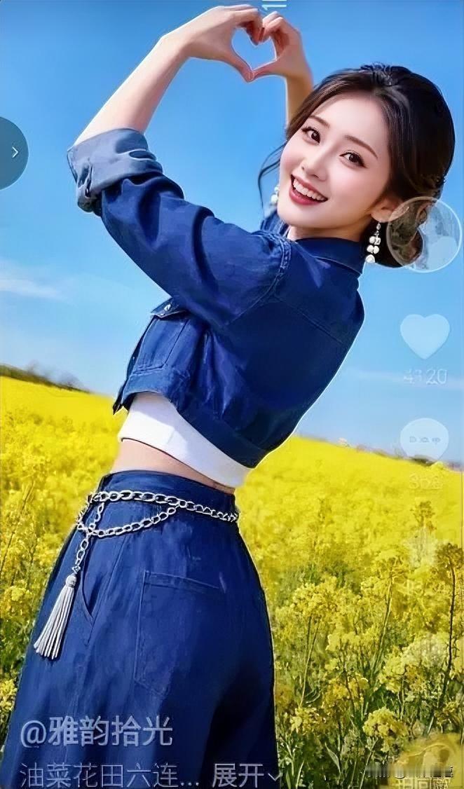 阳光明媚的田野里，甜美笑容的少女，蓝色牛仔的清新穿搭，爱心手势的甜美瞬间。