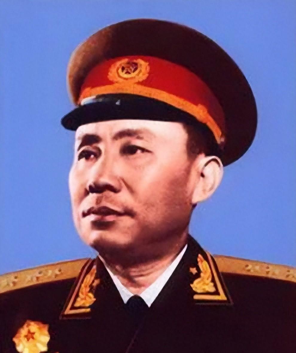 这位四野著名虎将曾帮助伟人完成一件令人感动的大事，两位儿子如今都十分出色，你知道