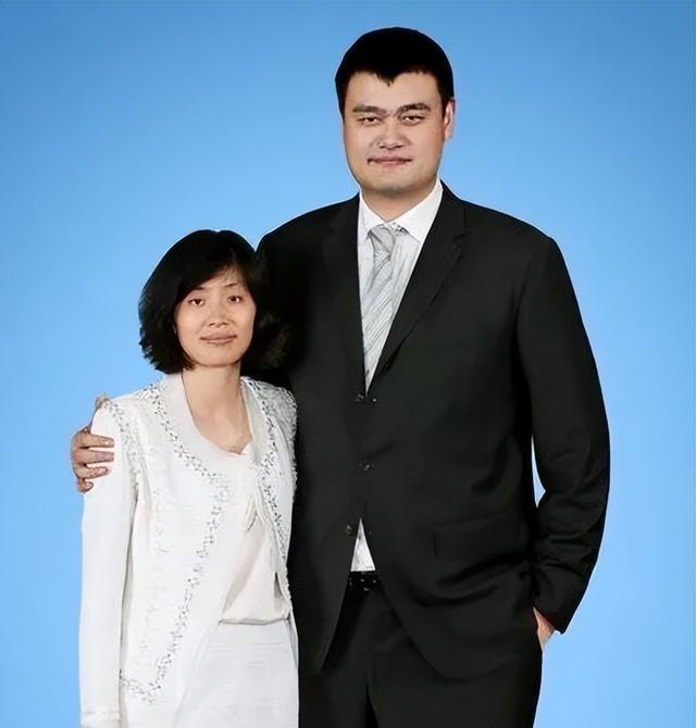 2007年，叶莉嫁给身高2米26体重400多斤的姚明后，她开玩笑的说：“睡觉之前