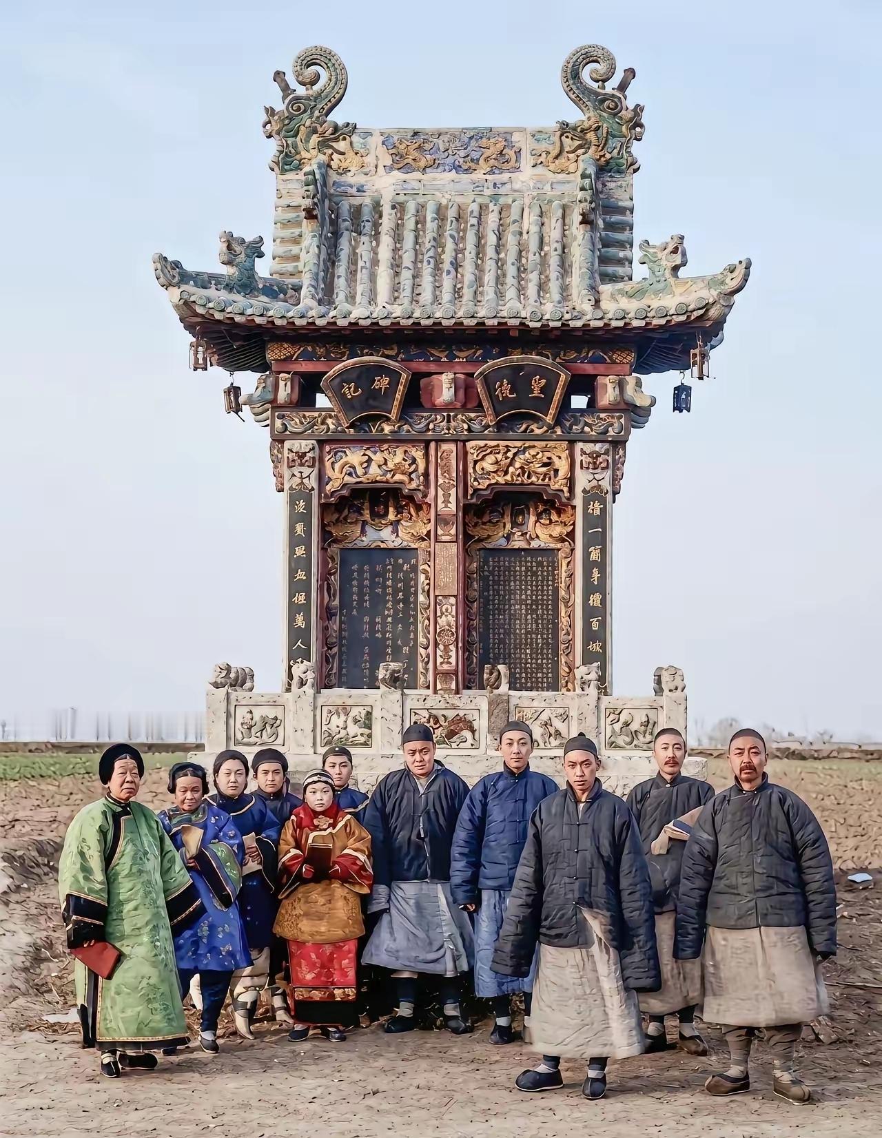 能穿成这样还能合影的，放眼清末时期，这家人肯定也算当时的大户人家了吧，应该是非富