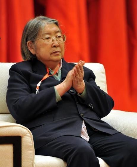 毛主席的女儿，一辈子没沾过父亲的光。1996年，中央军委决定给李敏副军职待遇