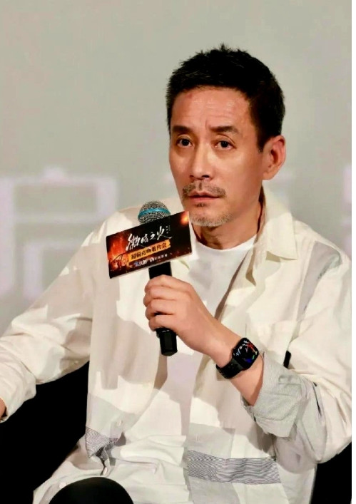 55岁的田小洁最近在采访里突然撒糖：“我这辈子最走运的事，就是娶到了江珊。”这话