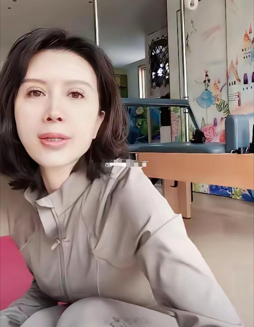 好歹曾经也是一线巨星啊，金巧巧这个家看起来很简单呀