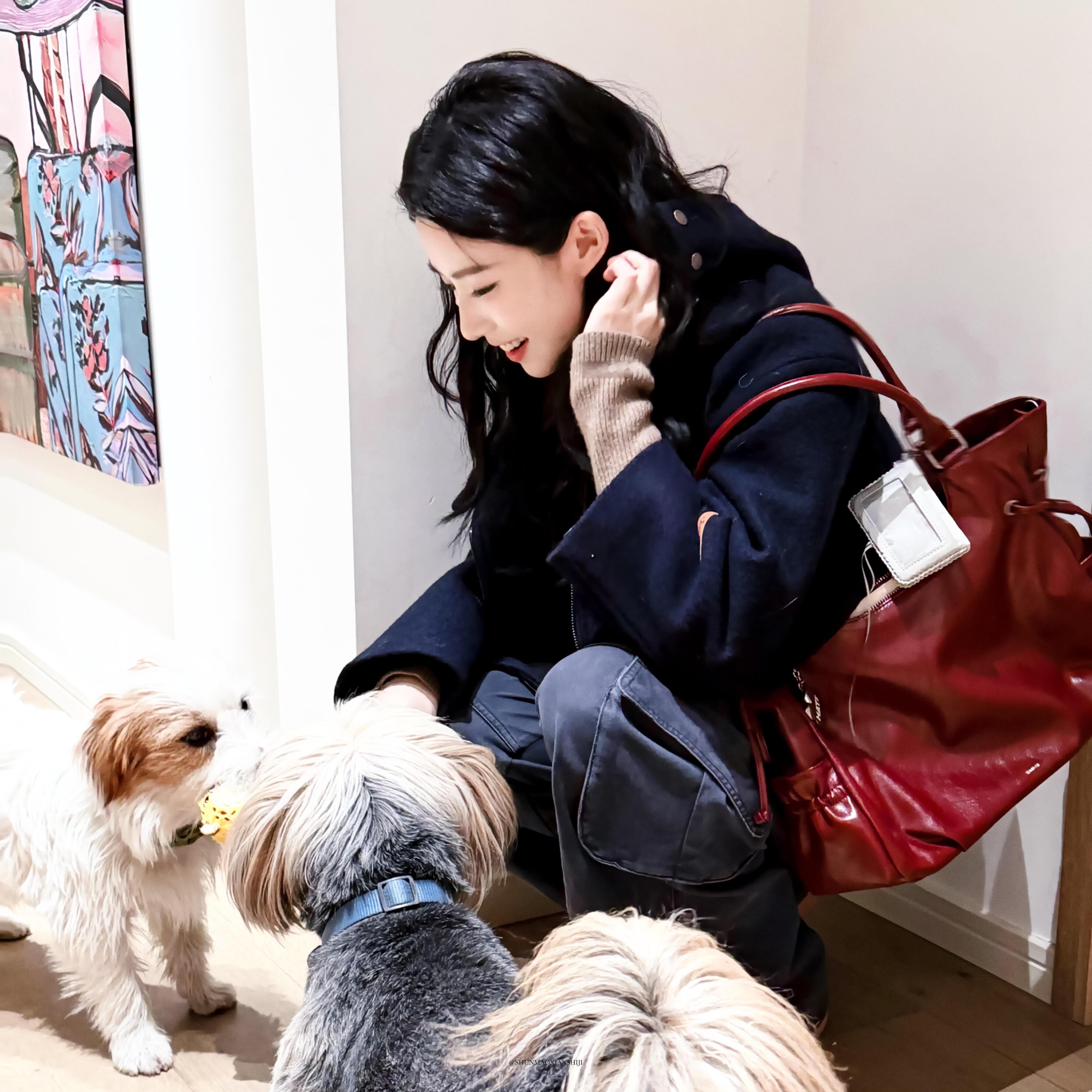 卢昱晓噜噜晓这组照片真的甜到我心巴上了！每一张都像从韩剧里走出来的女主角，又