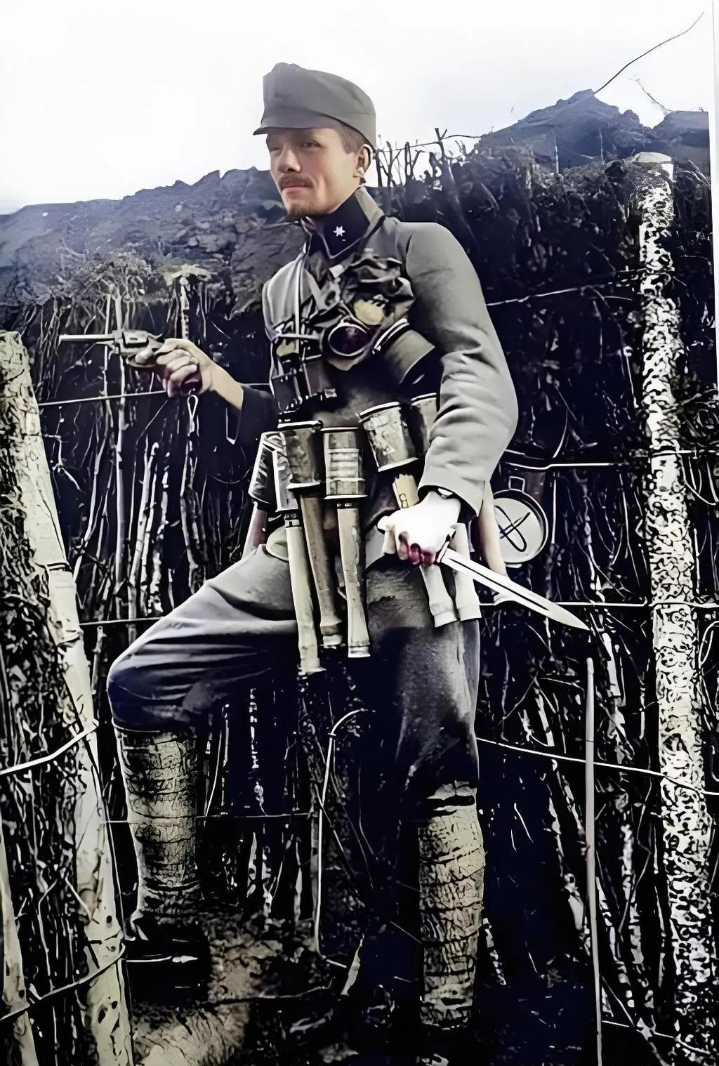 1915年，照片上是一战期间，一名准备执行任务的奥匈帝国突击队员，身上挂满了武器