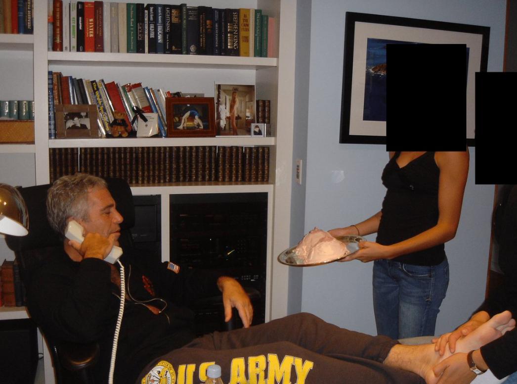 一张照片就能显示爱泼斯坦有多邪恶：足疗还吃“乳峰”蛋糕，书架上就是裸女照片！最新