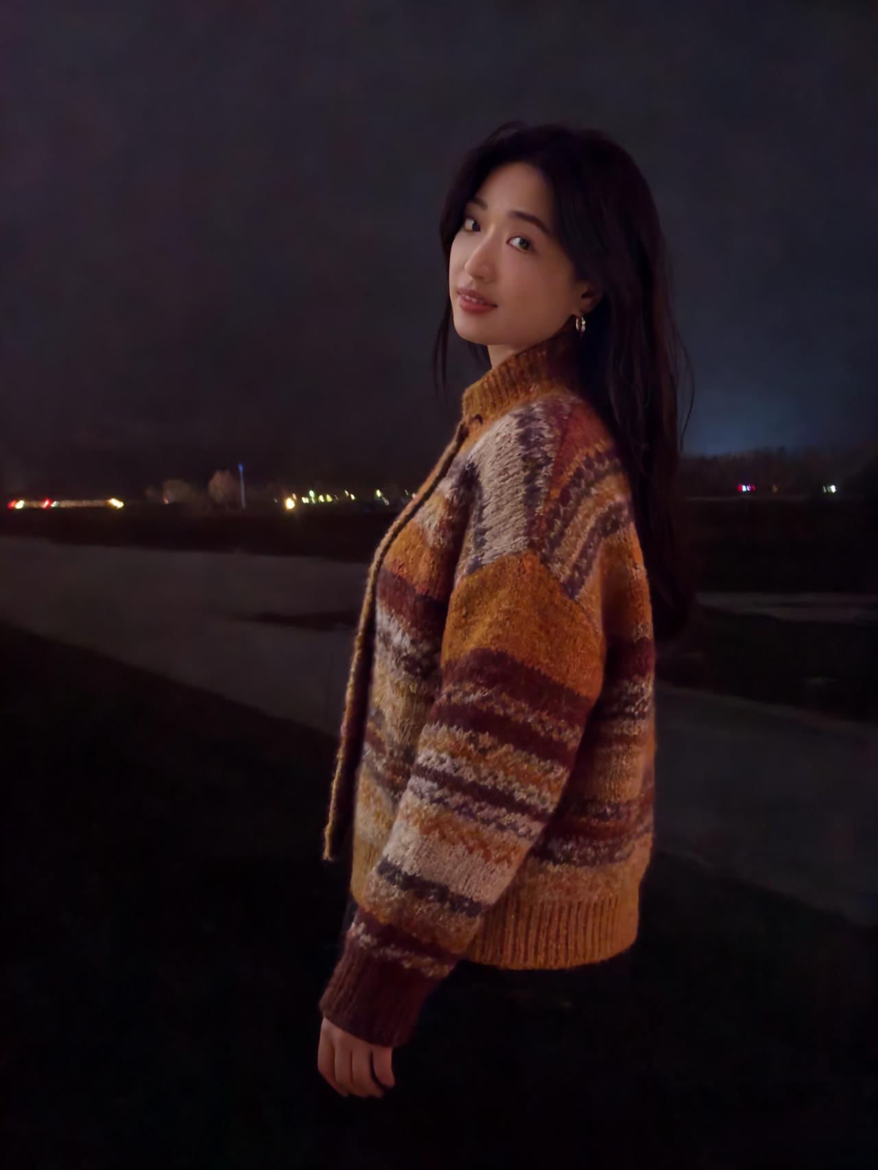 夜色铺青霭，荒郊立玉人。针织凝暖色，步履踏轻尘。黛眼藏星子，朱唇漾酒醇。冬