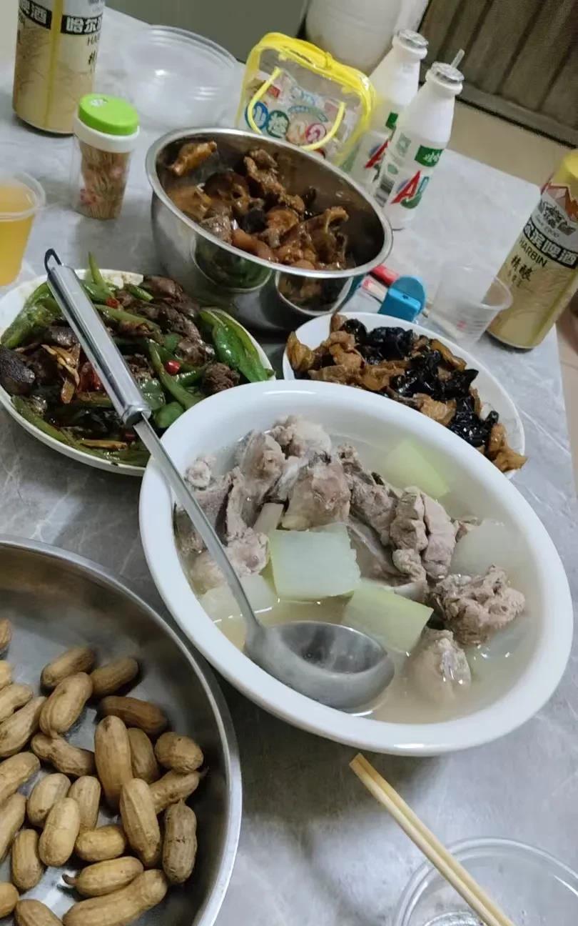 去广西的朋友家吃饭，这是他们做的菜。广东人不敢吃辣椒但是有些广西人是吃辣椒🌶️