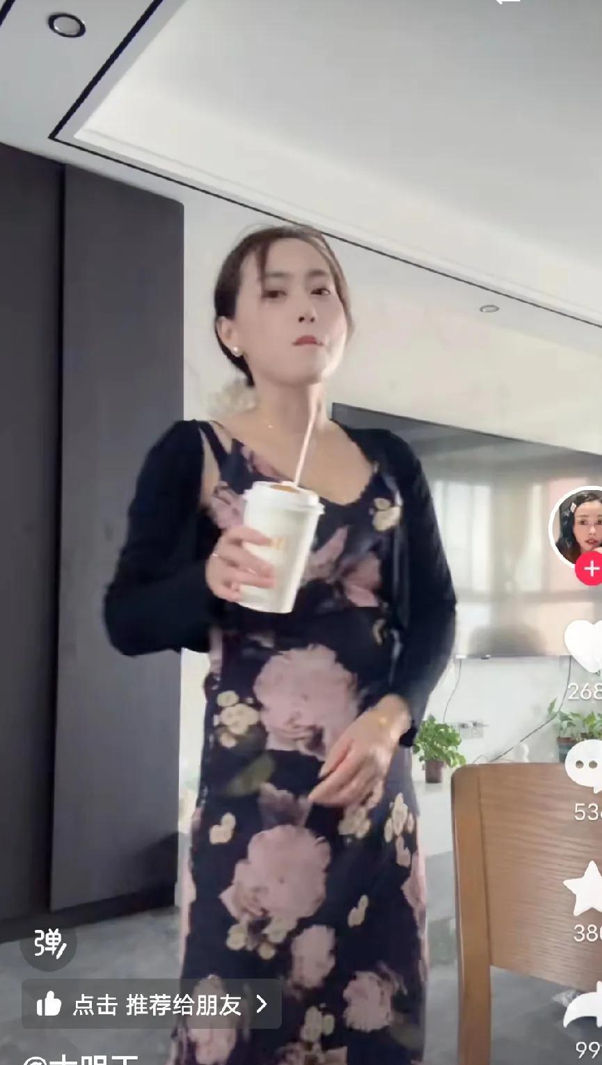 她抖音的名字叫大明玉，就是前几日在川西旅游车子掉进了河里。三个姑姑带着三个女儿