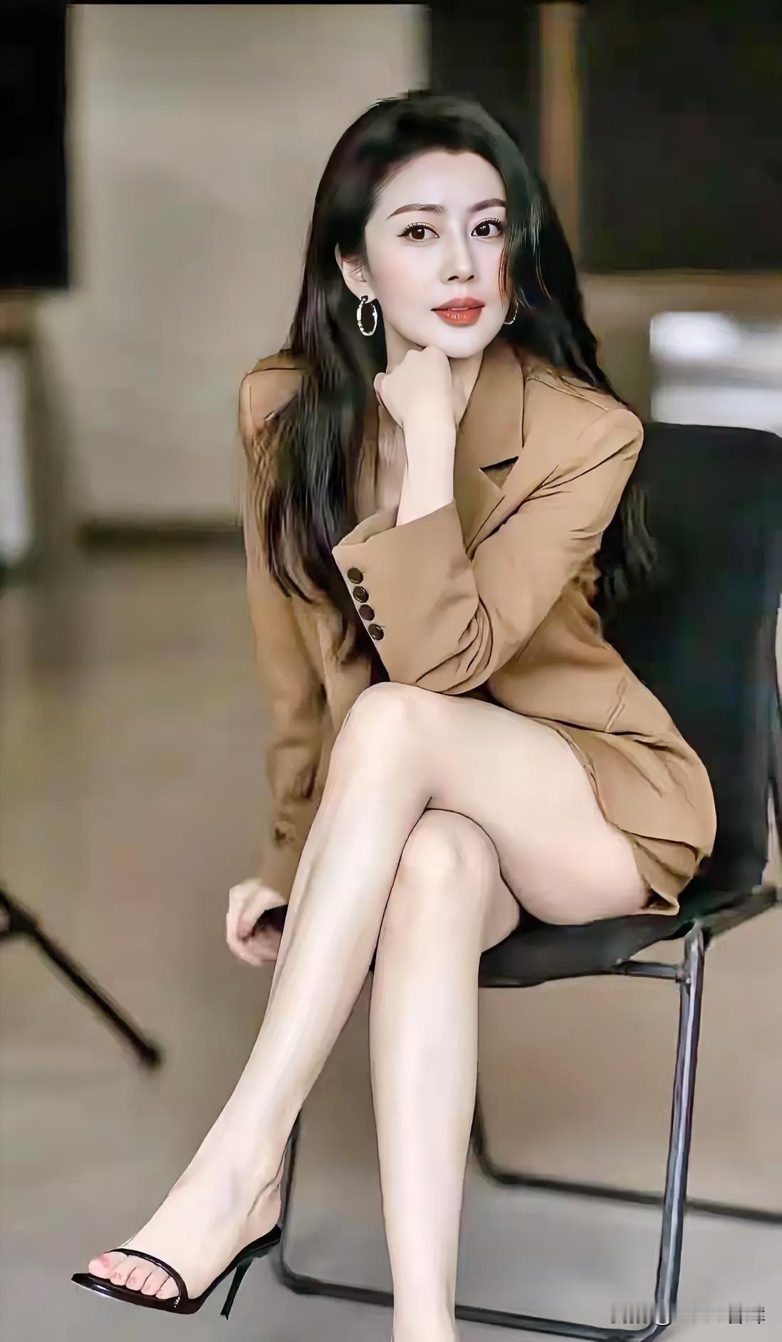 驼色如秋阳，温柔裹住身姿曼妙。西装短裙，勾勒利落与柔美的交响。黑跟轻点，