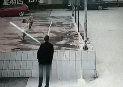 三岁看大，七岁看老。这个孩子得教育！