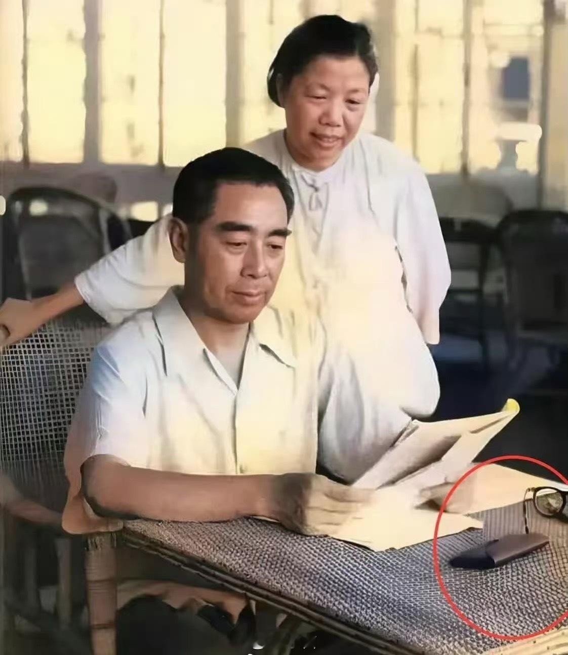 1971年周总理和夫人邓颖超的照片。周总理操劳国事，日理万机，有忙不完的工作。这