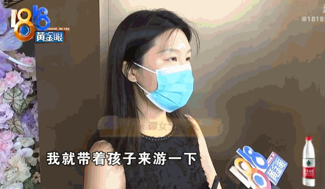 杭州，一家游泳健身中心里，女子花了大价钱给5岁的小孩子报了私教课，谁料带着家