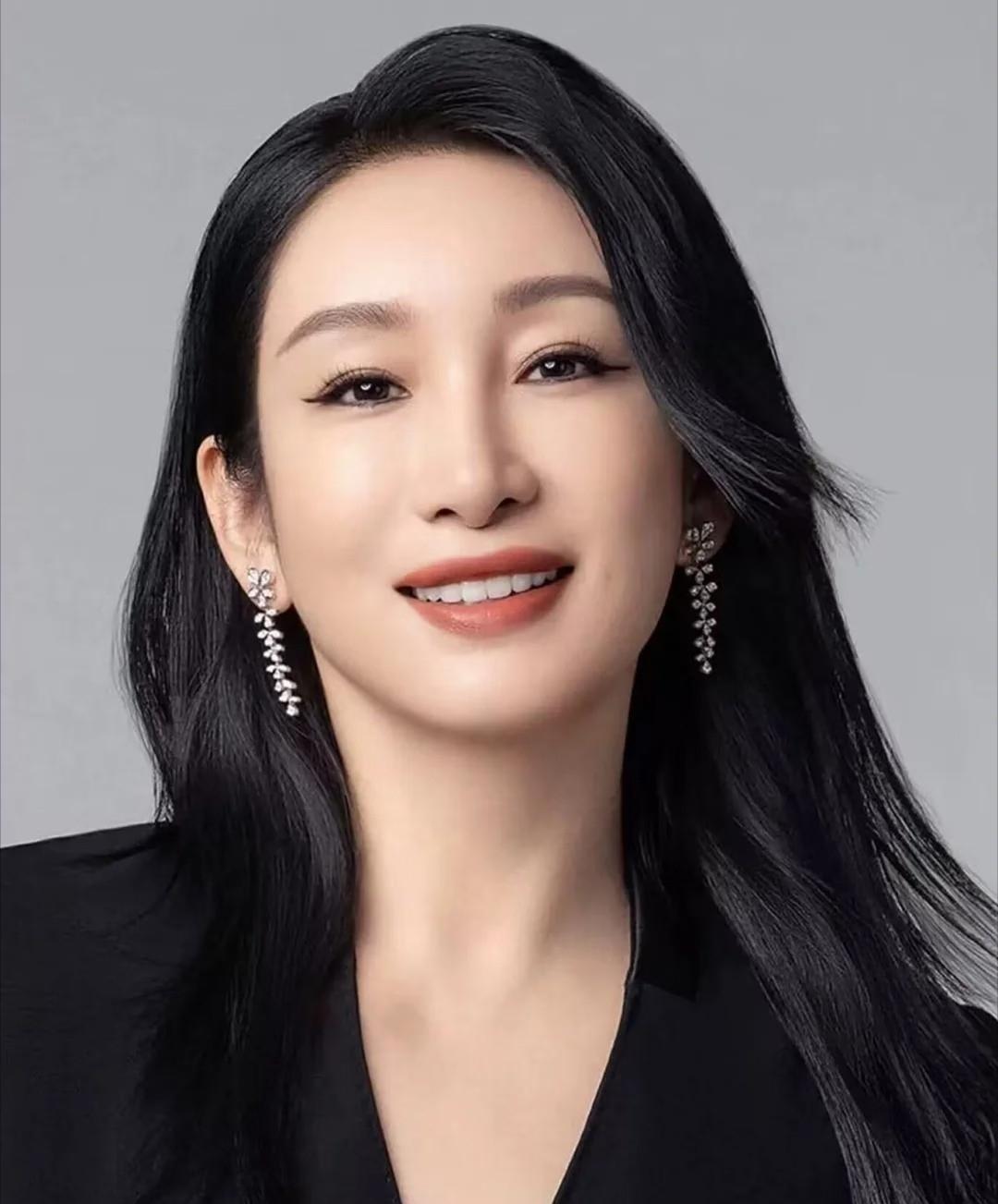 🌙演员秦海璐说：“大学期间，我跟章子怡玩的多一点，因为班里我俩最小，而且我俩是