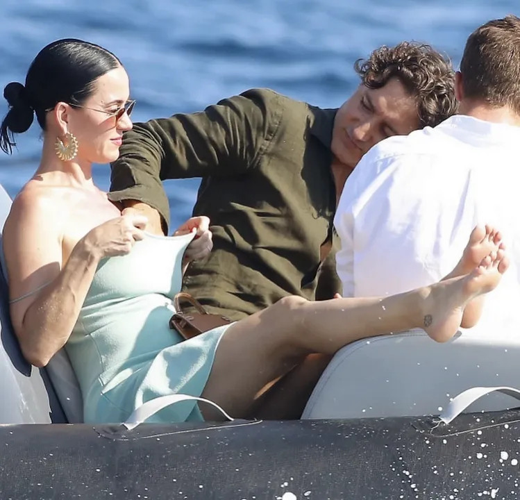 水果姐KatyPerry和男友土豆哥特鲁多在法国度假，在享受日光浴的时候，土豆