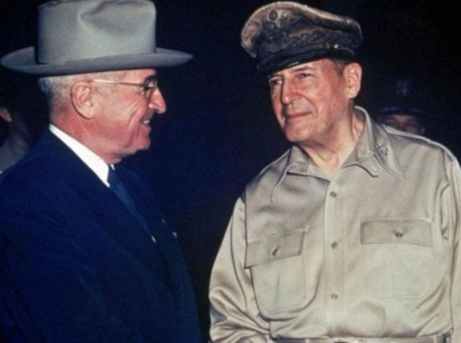 1950年，美军三星中将被韩军卡车司机撞死了，李承晚吓得想枪毙司机。没想到，美国