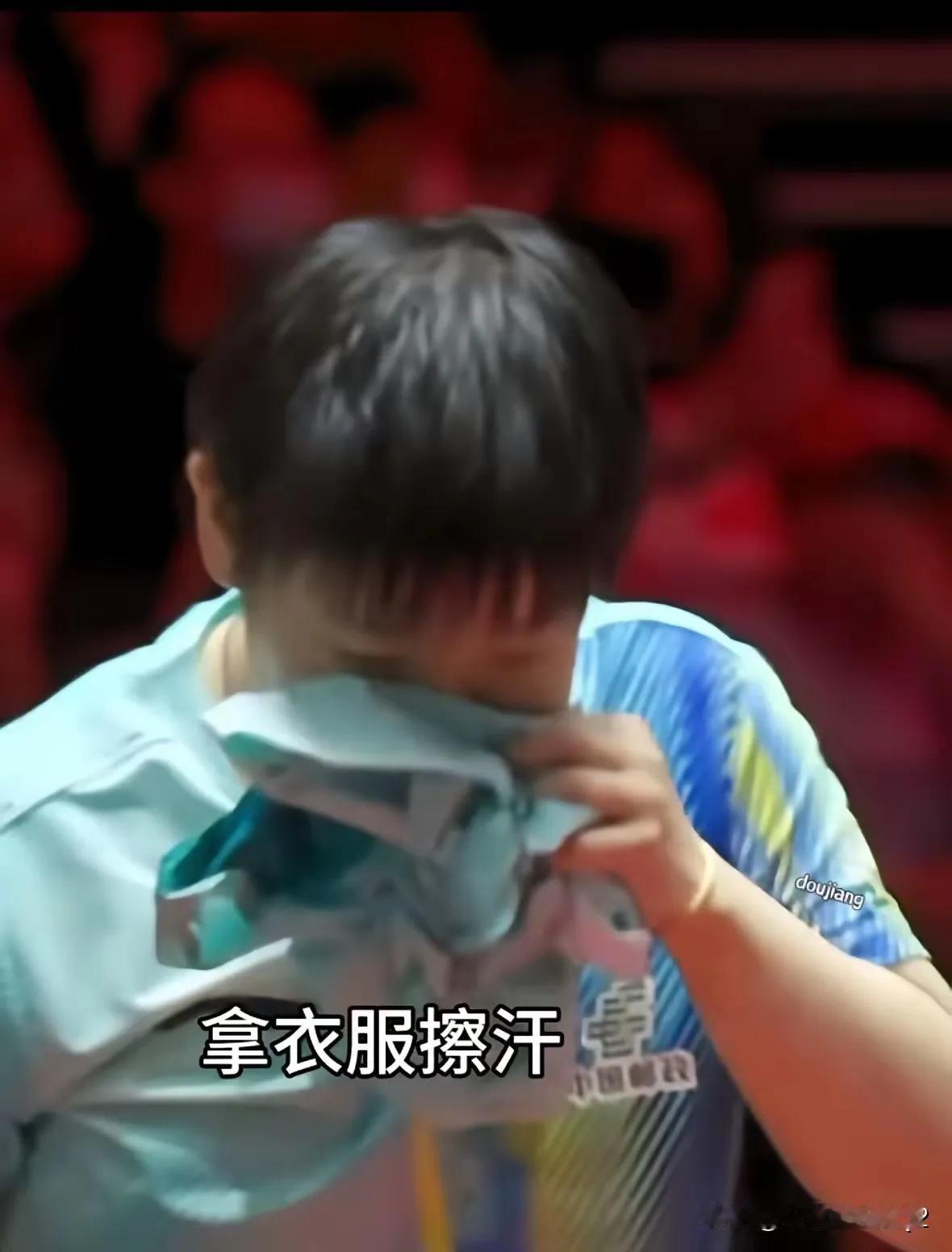 笑不活了！孙颖莎这小迷糊又贡献名场面，真的越看越上头！谁能想到，世一赛场上