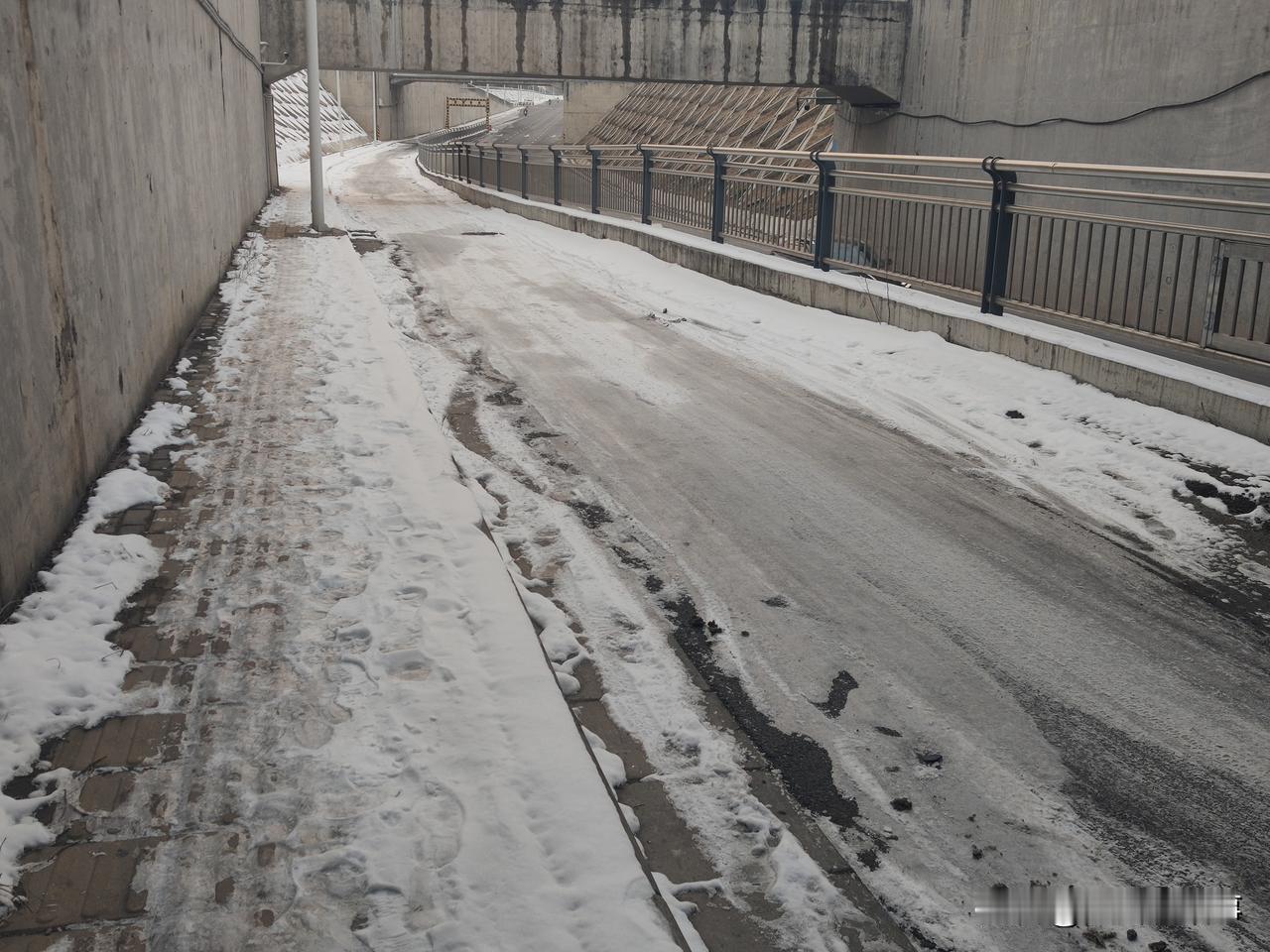 郑州的这场雪有点儿难化。2026年的郑州市的这场降雪虽然没有像预报的那样达到了暴