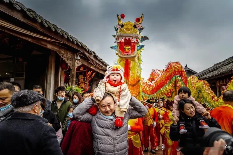 看到“瑞气盈门添富贵”这个上联，一下子就来了兴致。对联讲究对仗工整、意境相符。像
