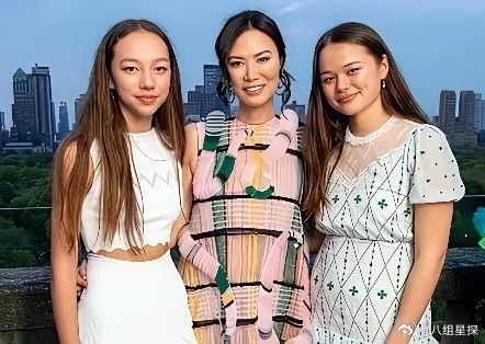 邓文迪女儿赢麻了！成年了仍然规矩大方​​邓文迪的两个女儿确实与众不同格蕾丝和克洛