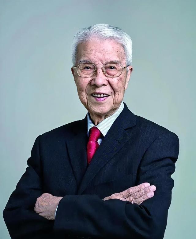 1948年，张金哲医生抱着奄奄一息的女儿，突然拿起手术刀，咬牙划开了孩子的后背。