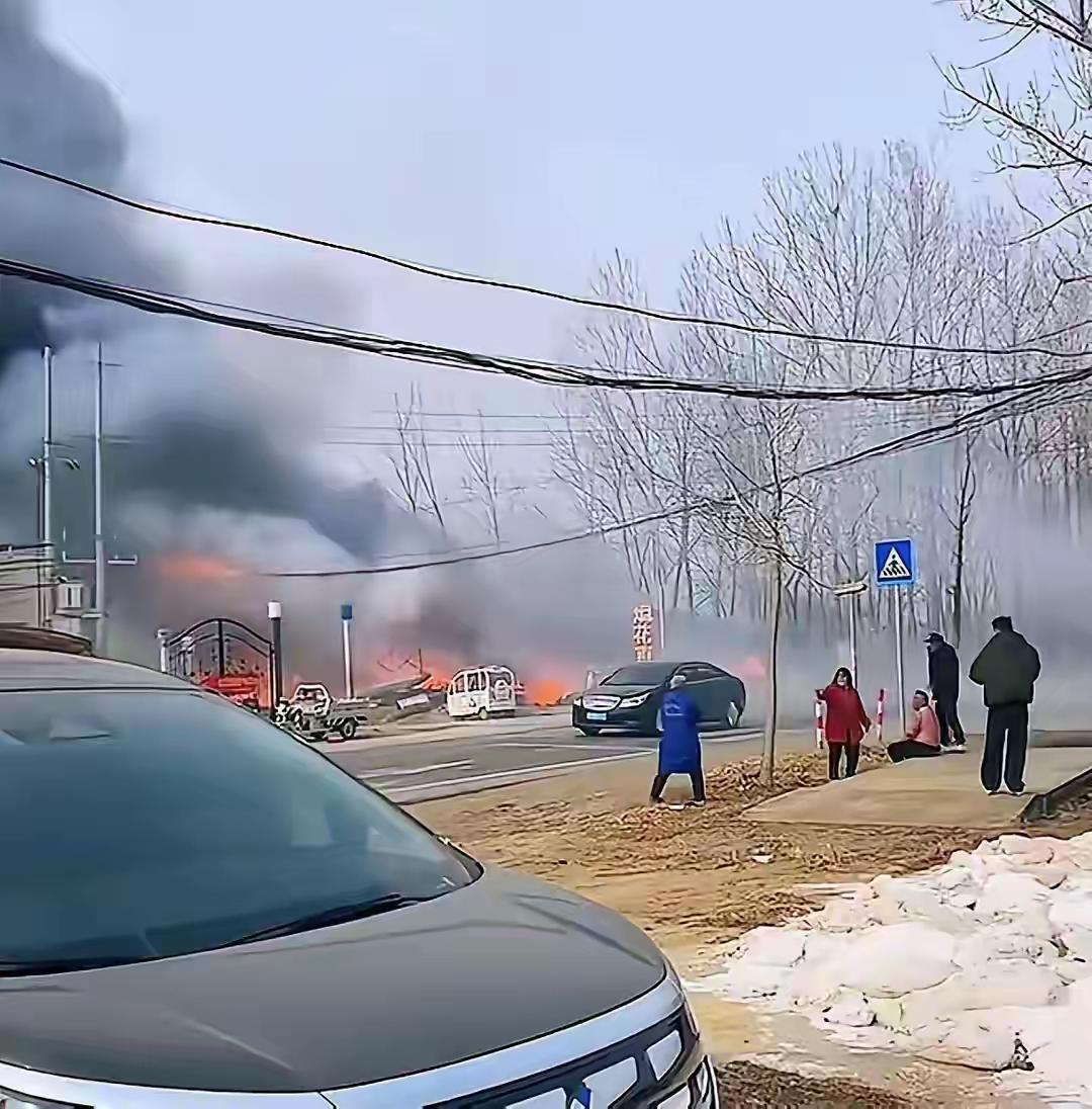 晚上吃饭的时候，老公一边扒拉米饭一边看手机，突然抬起头：宜城那个烟花爆竹店炸了，