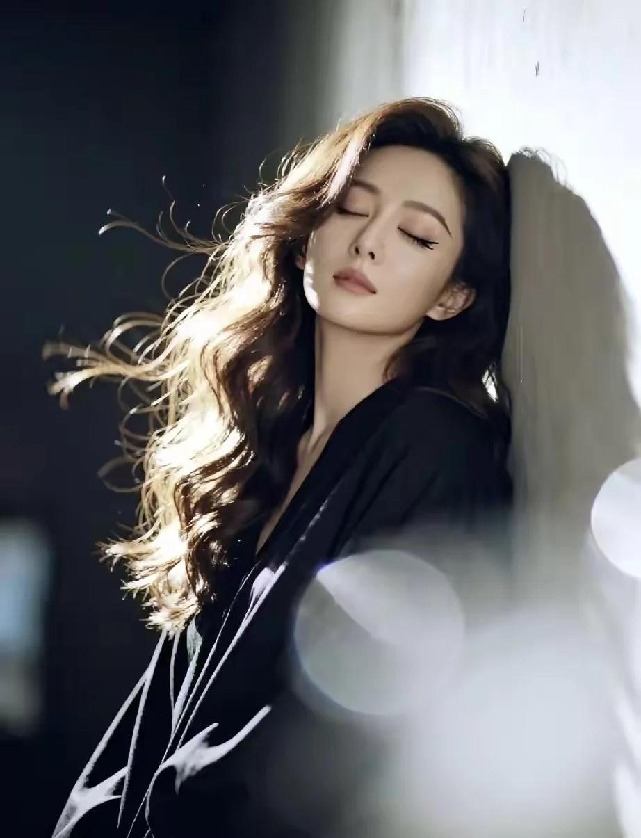 暧昧这东西，拖得越久，缠得越紧，代价越大。