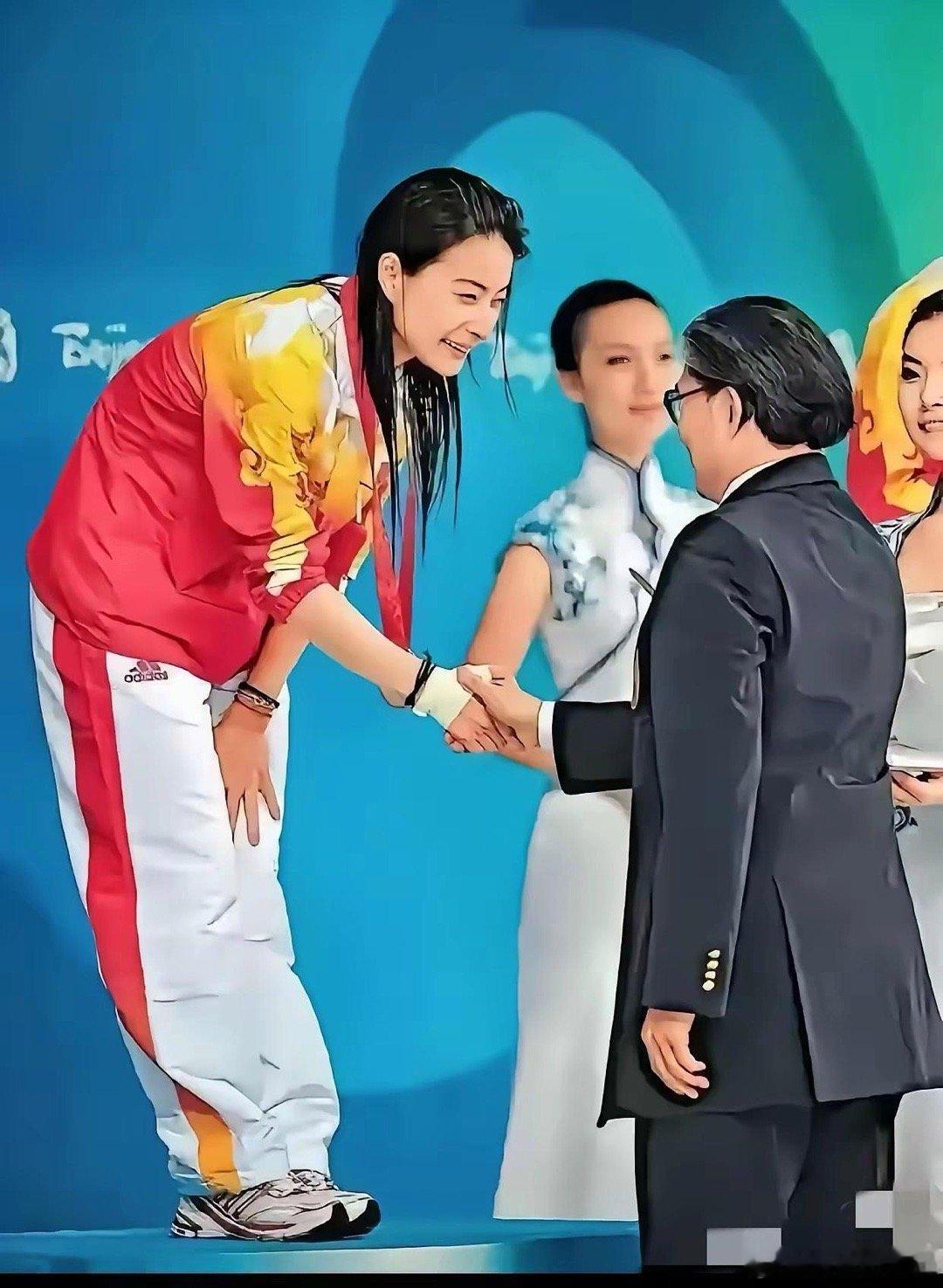 突然发现，这张照片好有纪念意义！那么这张北京奥运颁奖照藏着多少故事？霍老爷子特意