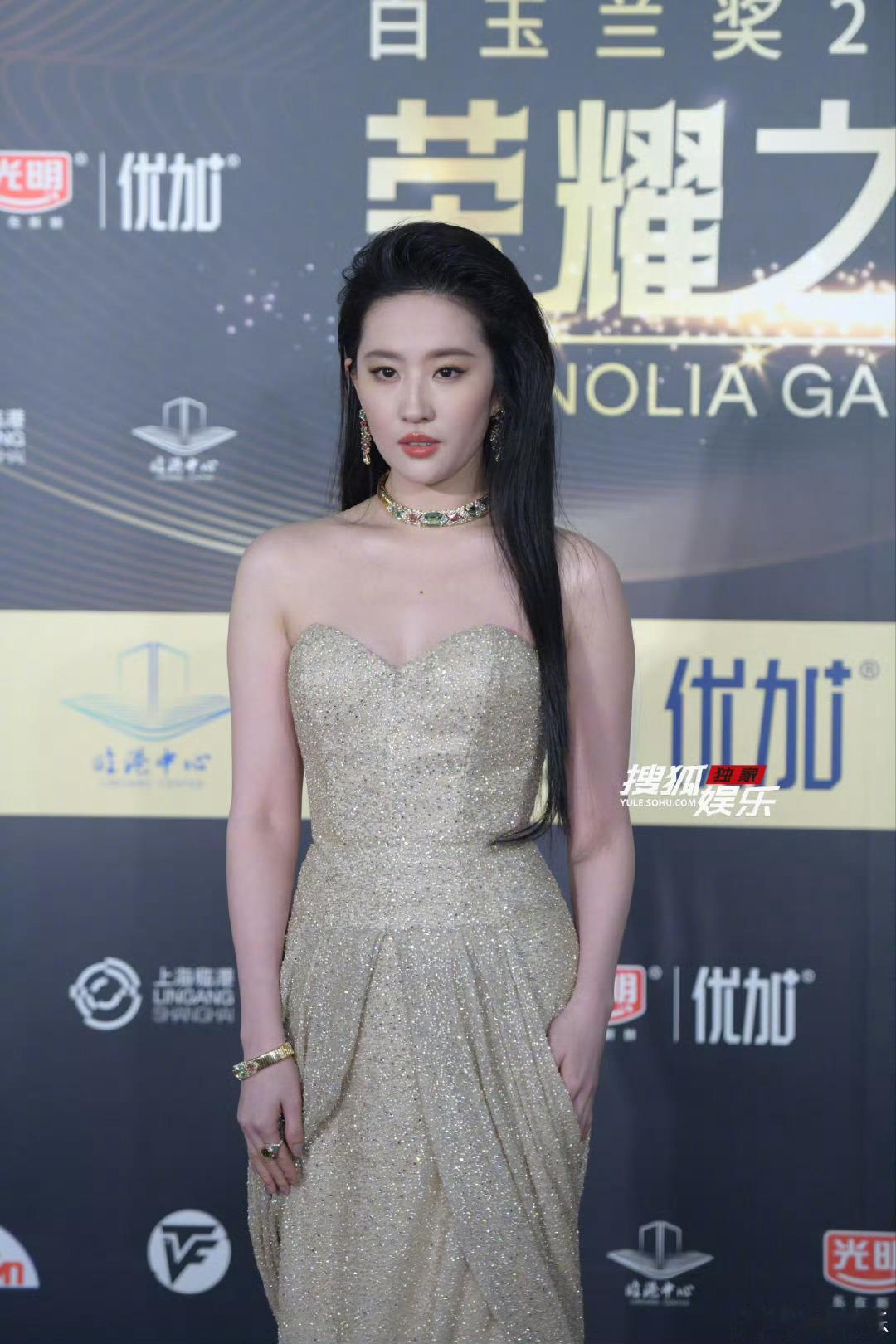 刘亦菲亮相白玉兰LV特别定制金粉细闪礼裙​​​
