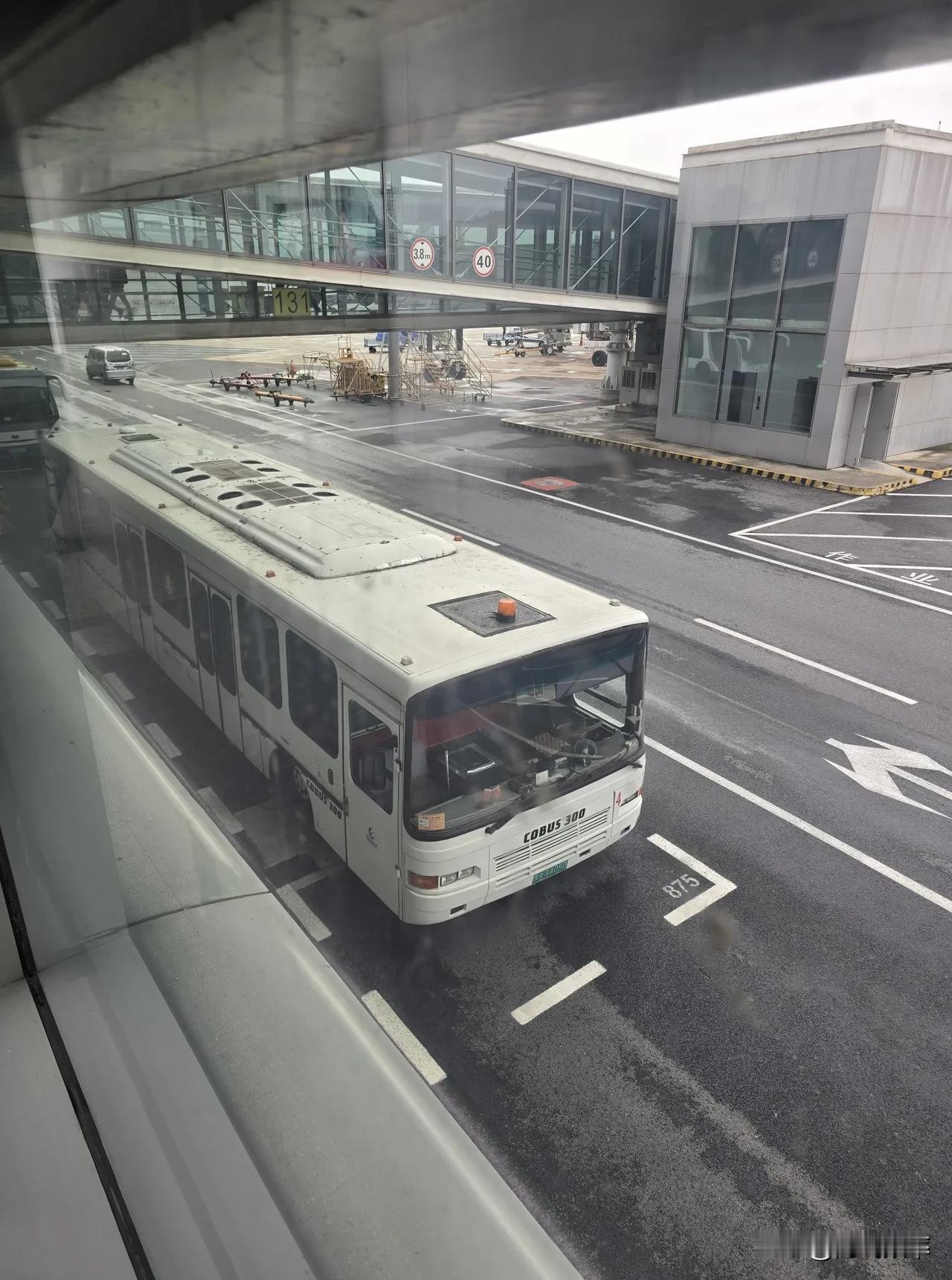 南京禄口机场的老家伙COBUS300摆渡车可能是1992年进口引入到国内一些机
