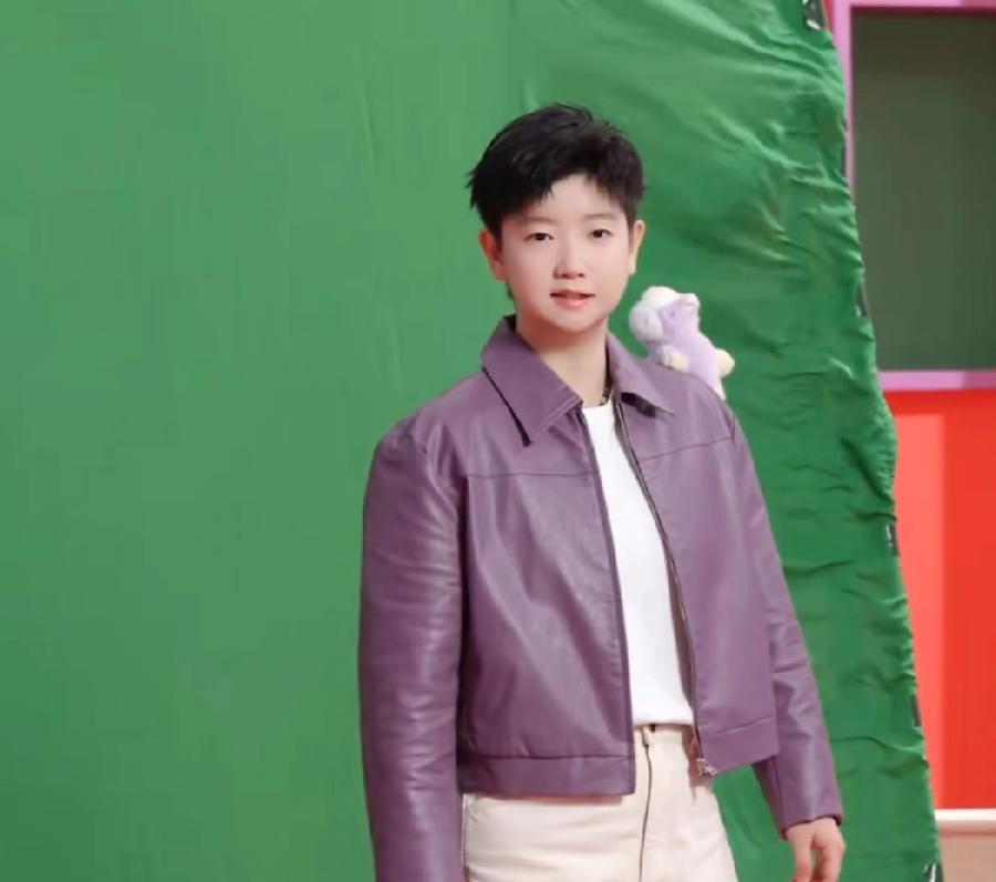 莎莎又瘦啦！小脸精致得像个洋娃娃🥰谁懂啊！刷到孙颖莎这张新图，真的被惊到