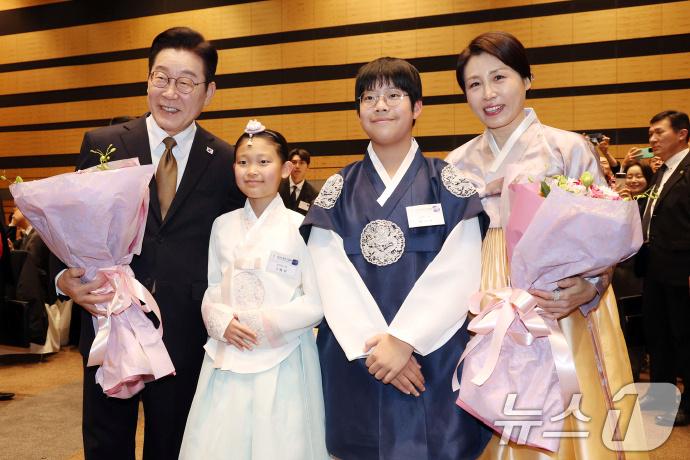 1月14日，李在明参观完法隆寺之后，和夫人出席同胞午宴！从曝光的画面我们可以看