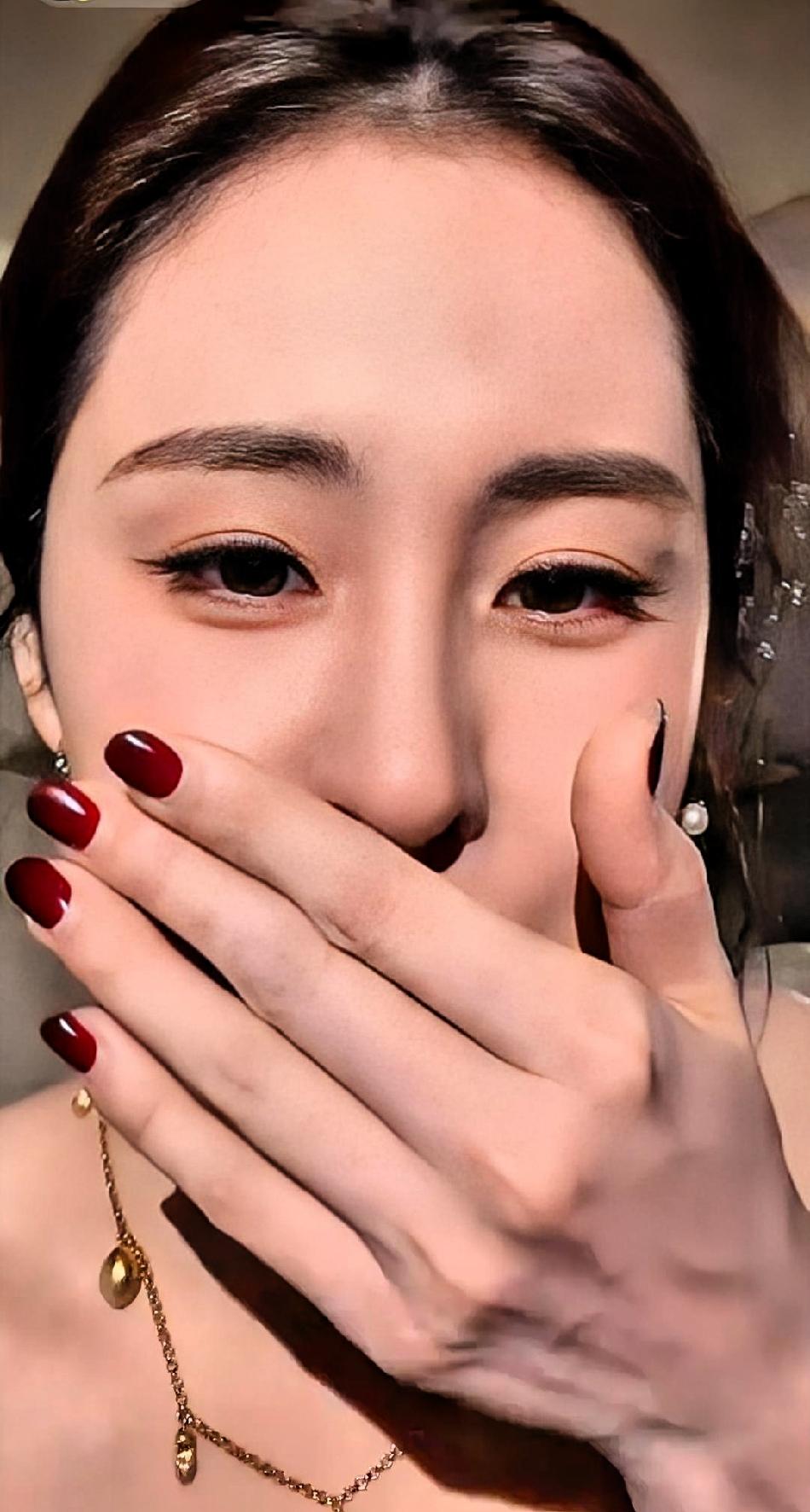 张碧晨推开门，被吓得整个人弹出去，兔牙都惊出来了。7月22日晚，离她出道十二