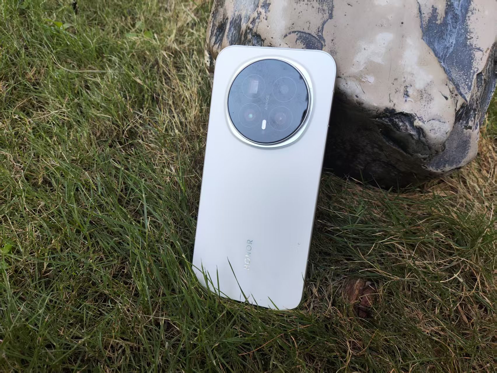 以前总觉得手机看久了眼睛酸涩是“正常现象”，直到换了荣耀Magic8，好家伙，原