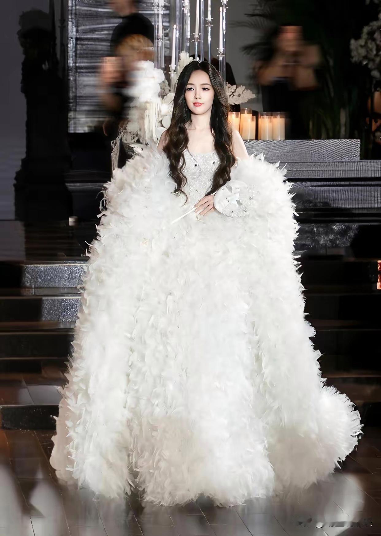 总感觉全面复出后的郭碧婷有种被迫营业的既视感，参加活动总是班味很重的样子，原