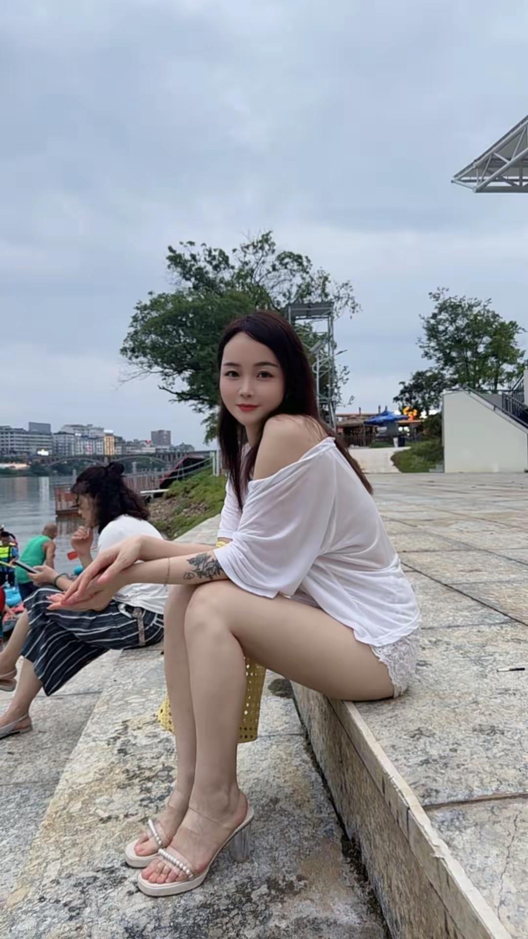 这么热的天气。这位美女的屁股会不会烫坏了？
