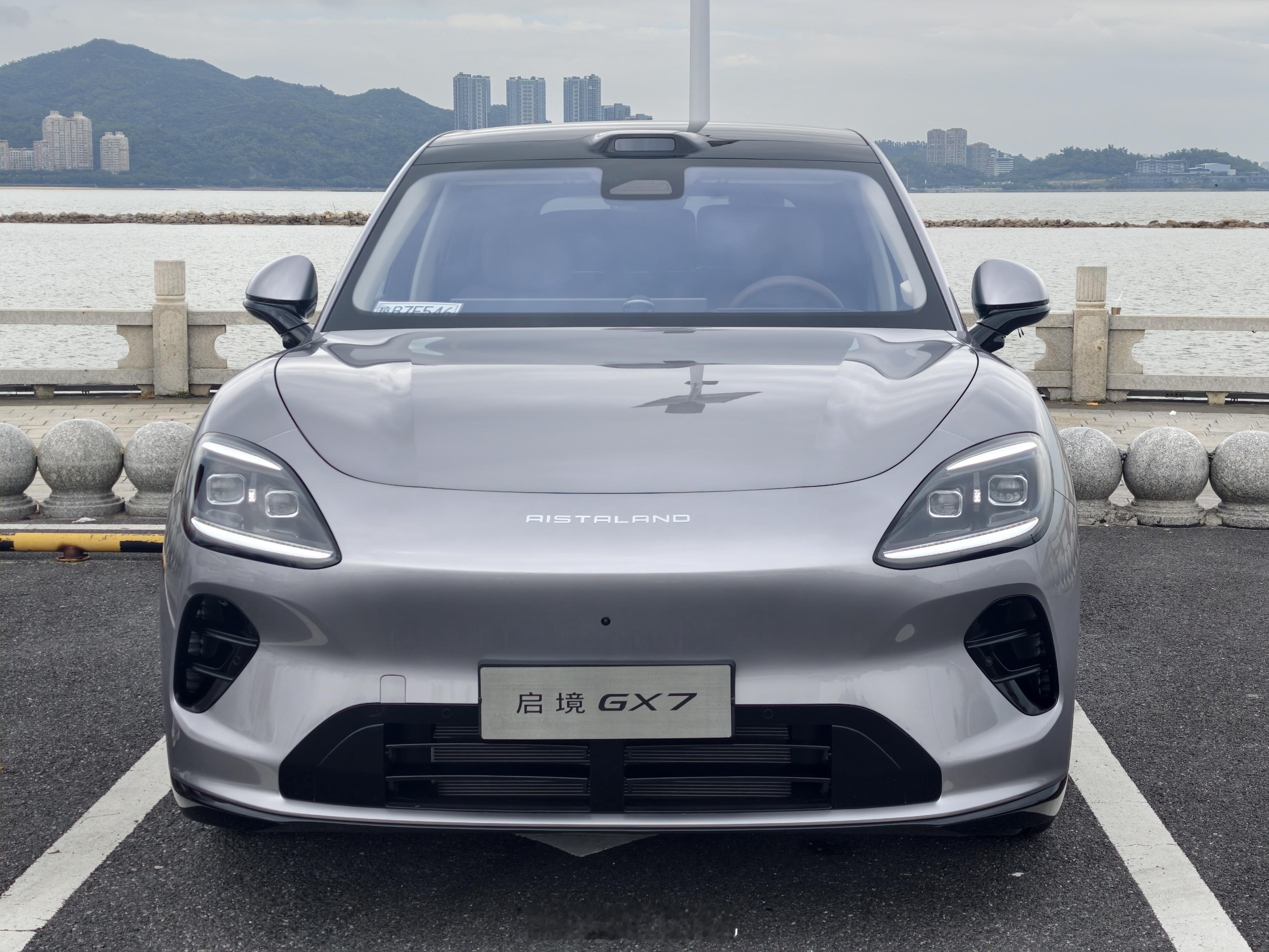 实拍启境GX7。车身线条很流畅，红卡钳一配上，运动感直接拉满，停在哪都很出片。启