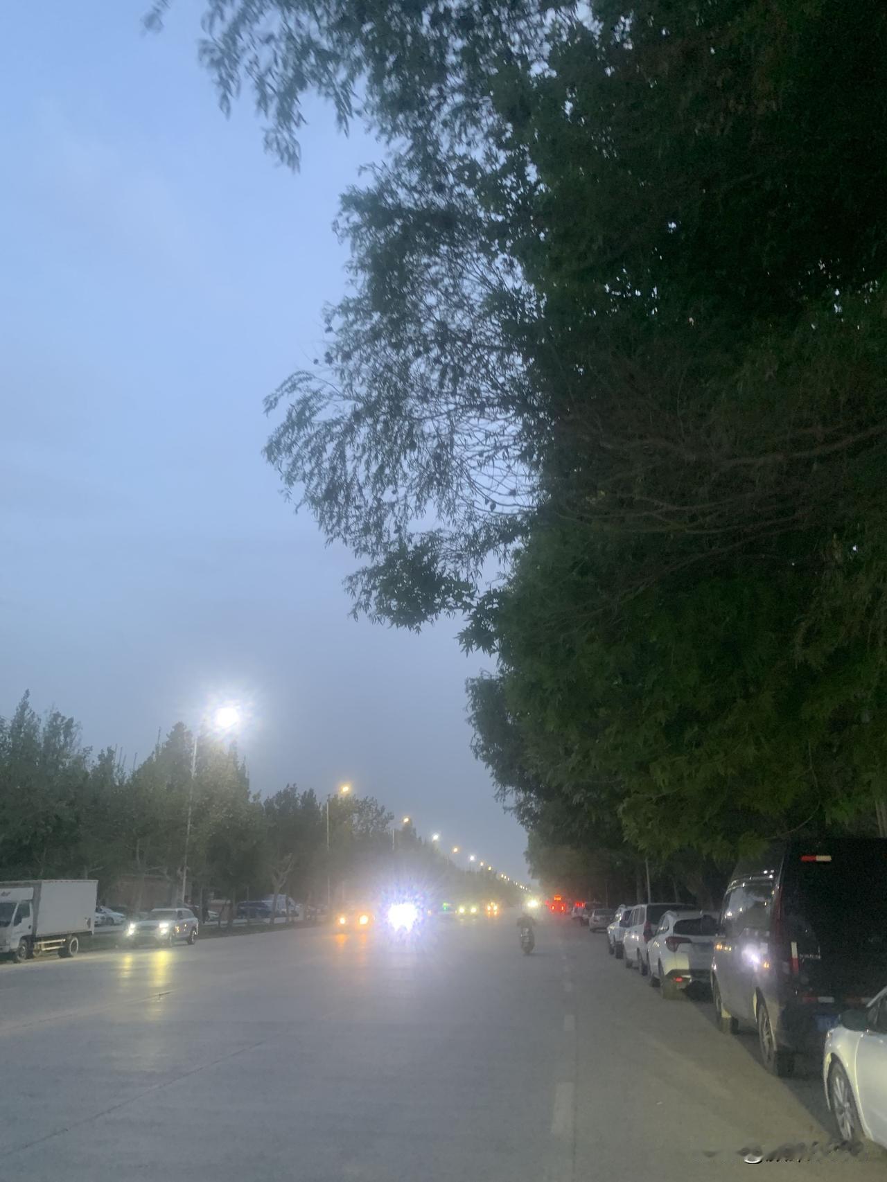 夜跑打卡，今天妥妥的6公里，每天晚上保持优良的锻炼习惯，夜跑，跑出健康，跑出人生