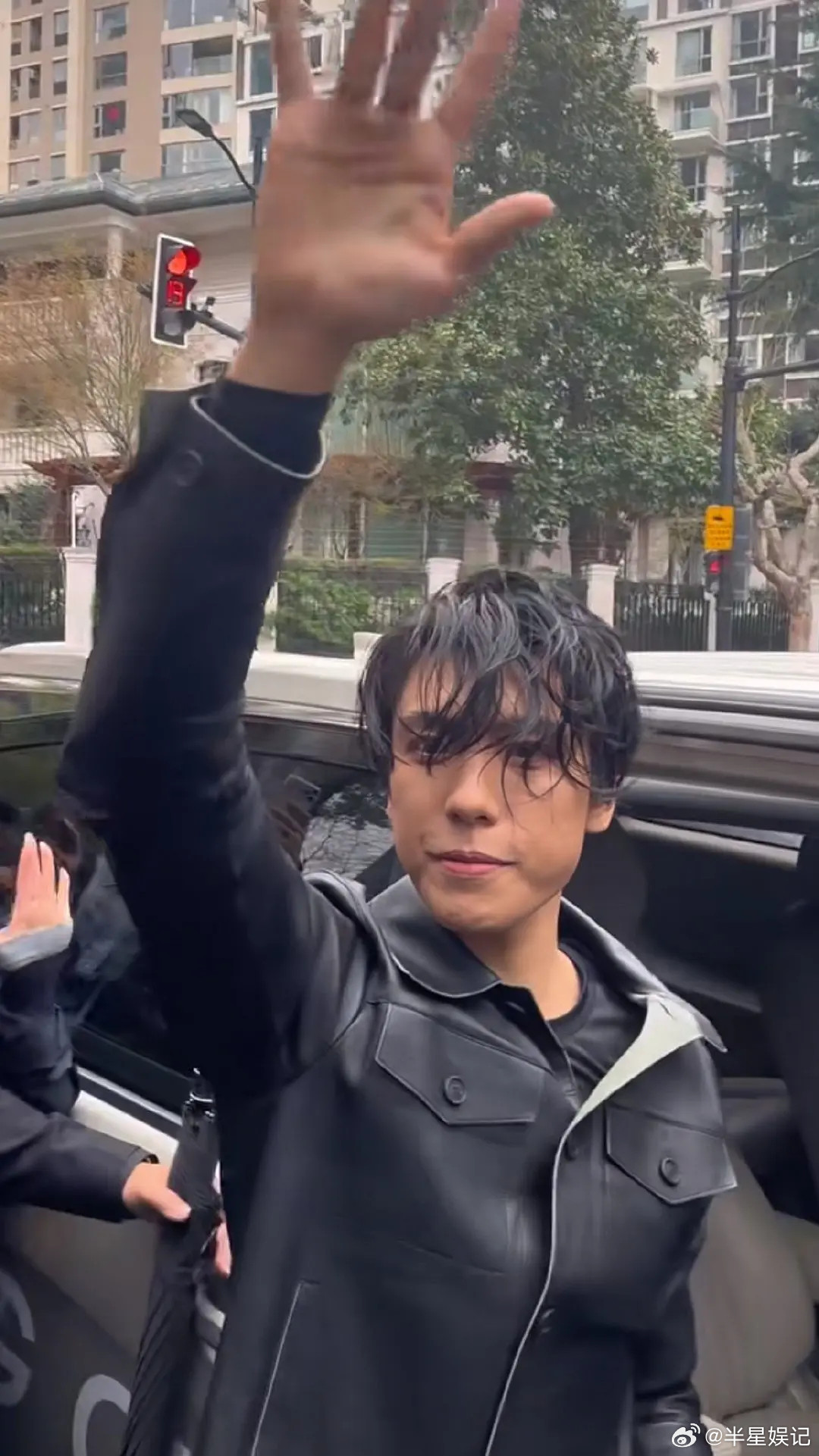 王子异怎么成这样了，油头感觉脏兮兮的