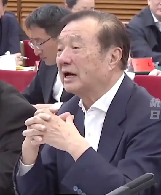 任正非出席民营座谈会的照片让我心里很不是滋味。照片里，80岁的他身形不再挺拔