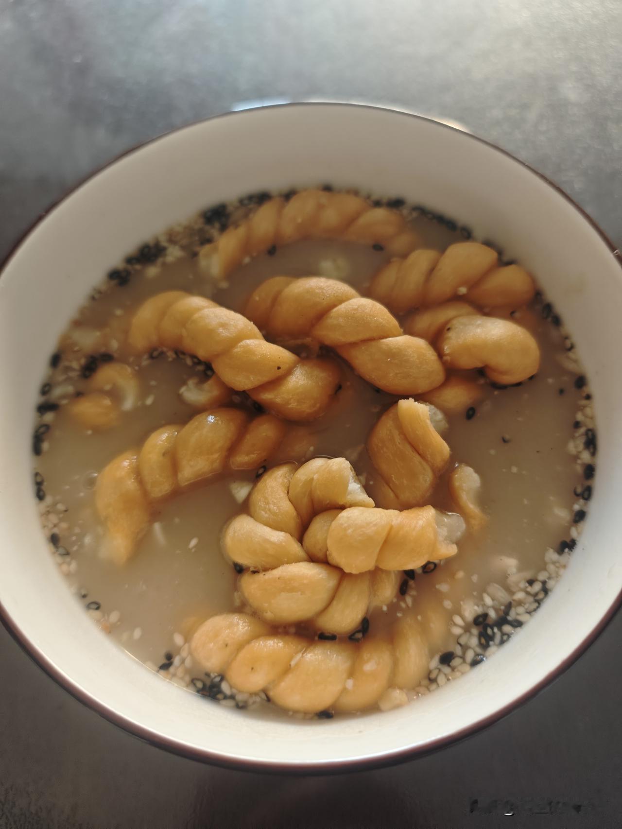 今天早饭，在家里冲一碗油茶泡两个麻花，就算解决了早饭。