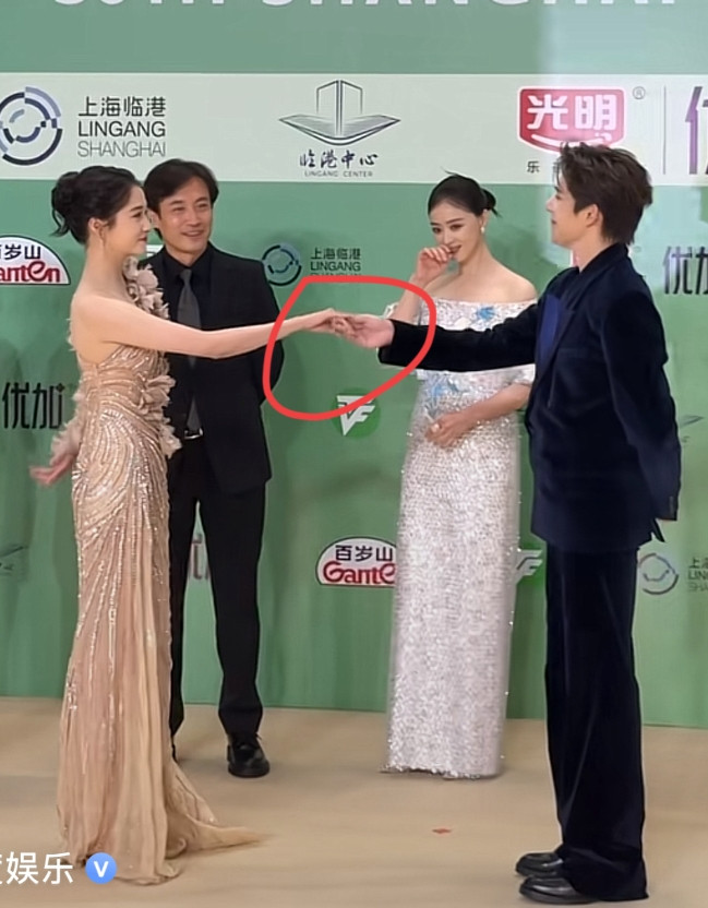 发现没，王安宇才是那个最聪明的人， 对于他和关晓彤的绯闻， 他不回应也不反驳，原因很简单
