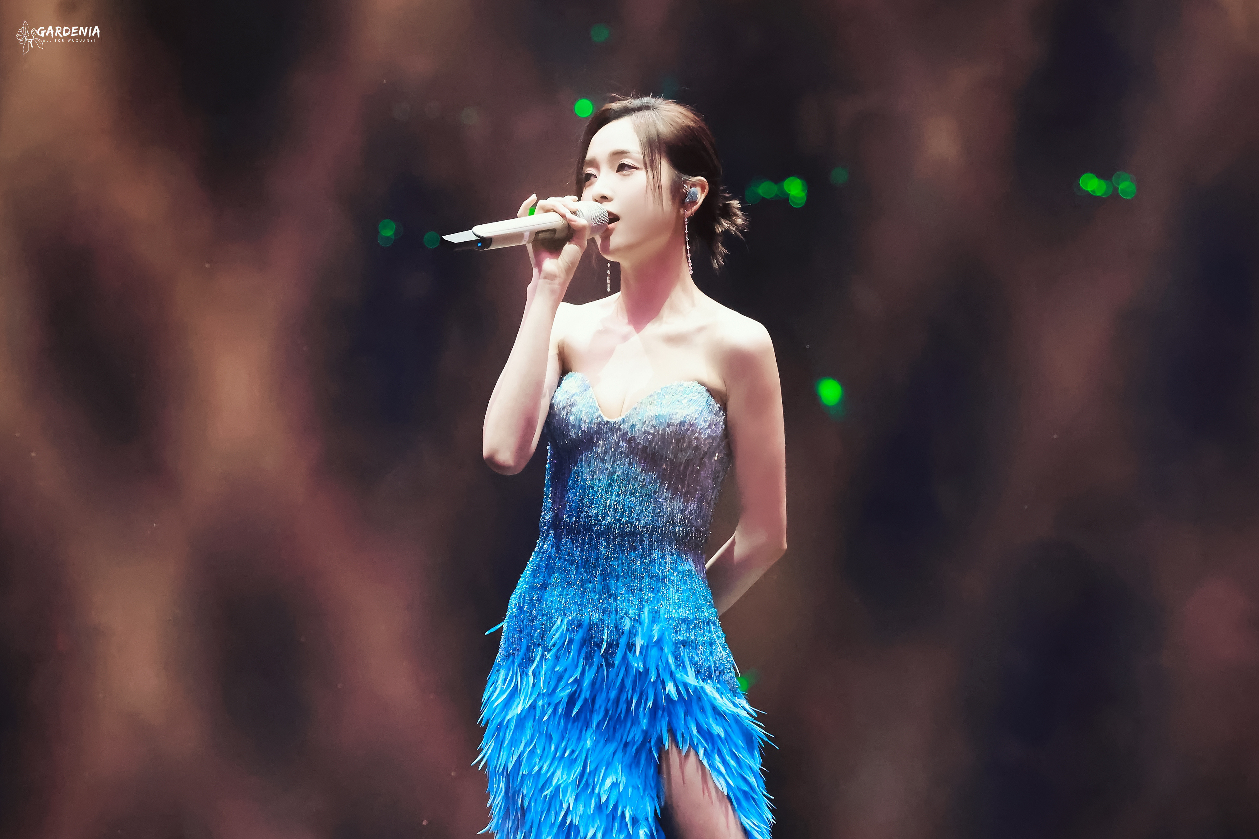 吴宣仪线条优美，身姿曼妙​​​