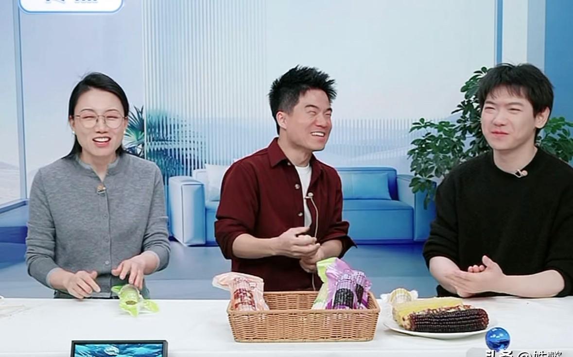 小孩的送命题，差点让董宇辉当场翻车。两个小姑娘围着他，四只眼睛像探照灯一样盯着