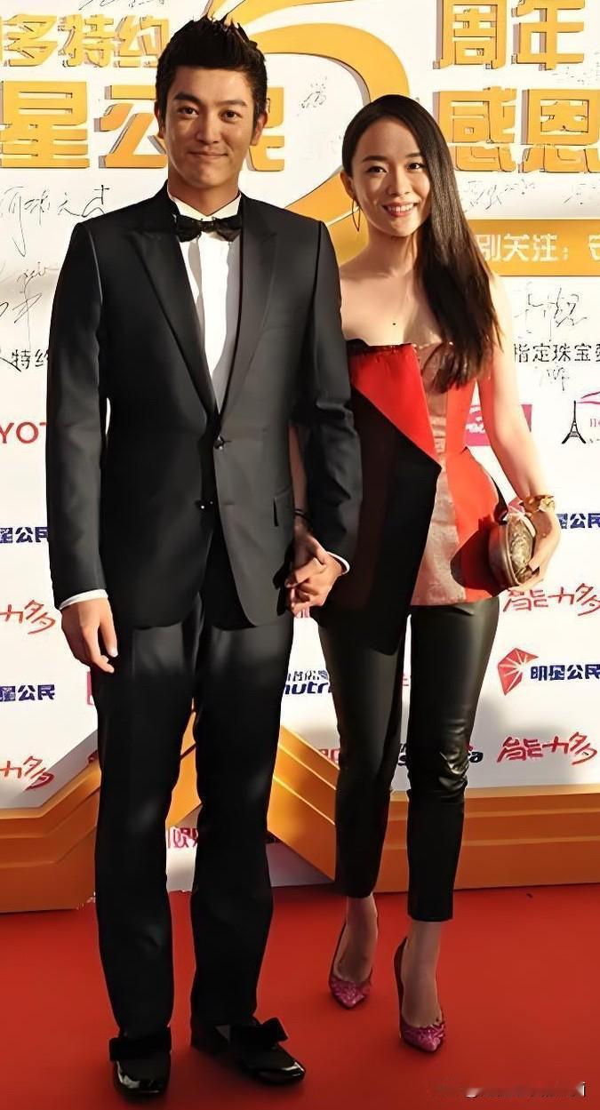 这一对明星夫妻的同框，画面好甜呀，是娱乐圈里面的真爱夫妻，接地气，低调不张扬，你