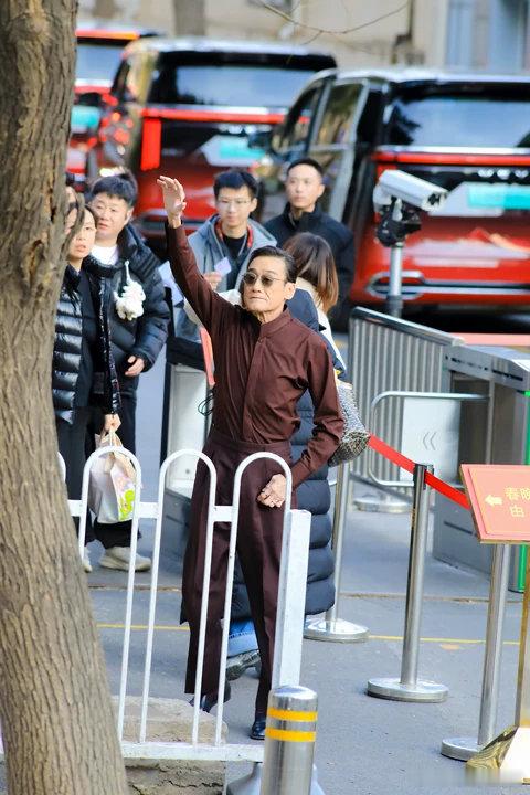 欧阳娜娜真是太甜了，春晚现场从魏牌高山下车，相当光彩照人啊，这一程应该够舒服吧[